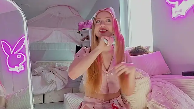 ccinnamonn online show from March 26, 8:32 pm