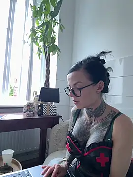 SkinnyLilly online show from June 11, 5:32 pm