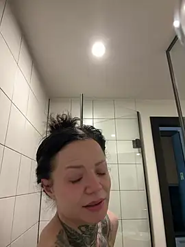 SkinnyLilly online show from June 8, 4:35 am