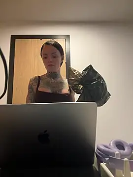 SkinnyLilly online show from June 9, 7:35 pm