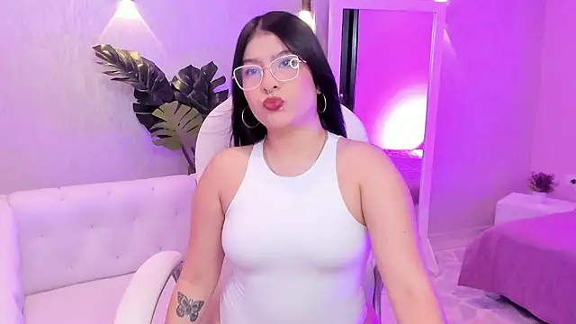 HannaLee333 online show from April 18, 5:15 pm