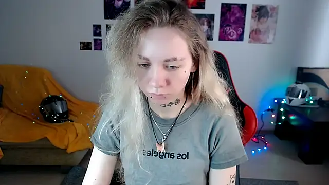 Nica Kawaii online show from April 3, 8:34 am