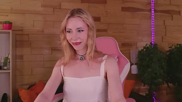 Lola Gilbert online show from June 19, 3:37 pm