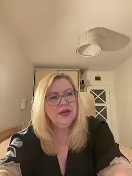JanieLight53 online show from May 22, 9:24 pm