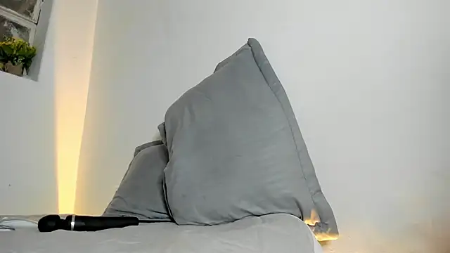 Hannah White  online show from July 6, 7:49 pm