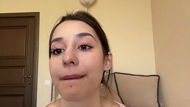 AdeleVelvet online show from April 18, 1:24 pm