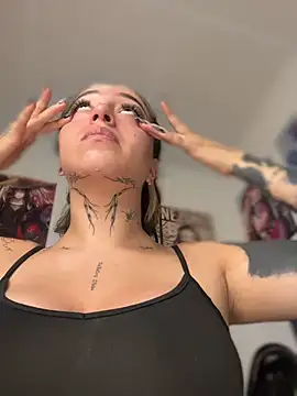 CarolQueen1  online show from April 28, 12:42 pm