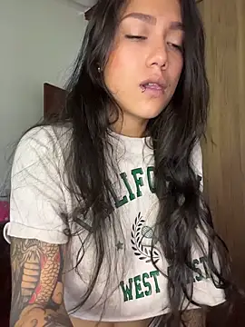 Twoshotsparty420 online show from April 28, 2:54 pm