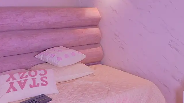 EmmaCollins01 online show from March 12, 2:20 pm