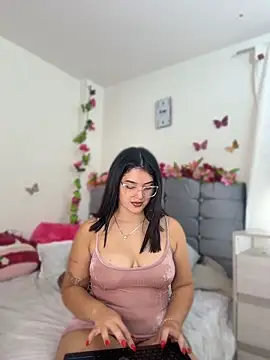 Isabella Roses  online show from May 7, 8:01 pm
