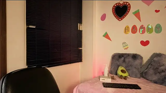 PaulaCutexs online show from April 10, 6:30 am