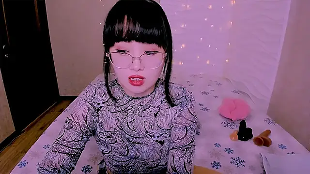 Akiko Yun online show from February 3, 11:37 am