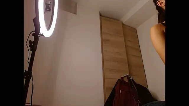 Ellamontt online show from March 18, 6:46 pm