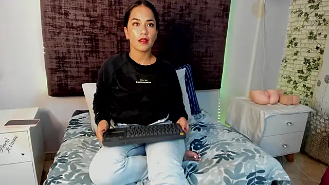 thyra-corall online show from April 7, 3:30 am