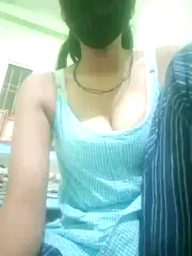 nidhiyadav00 online show from April 17, 6:10 pm