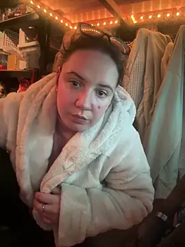 curvyneon online show from April 4, 7:13 pm