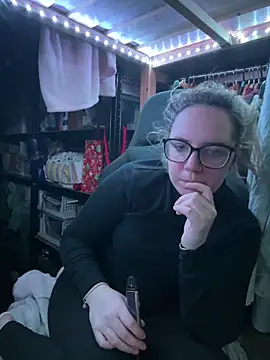 curvyneon online show from April 17, 6:10 pm