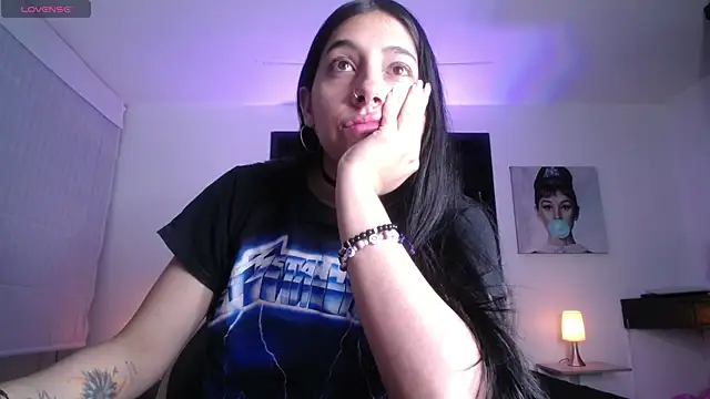 Melannyy V online show from May 18, 1:06 pm