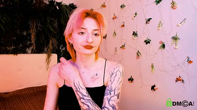 Kira  Cutie online show from May 15, 10:56 pm