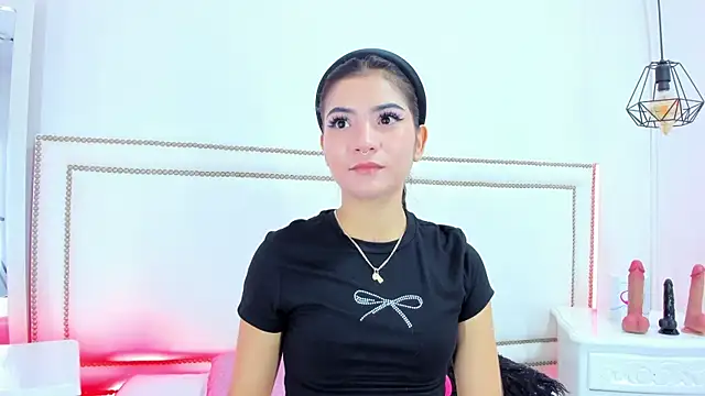 emma-sandoval online show from May 2, 7:50 pm