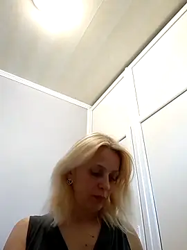 MiaLove183 online show from May 26, 2:38 pm