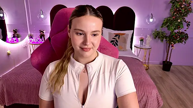 CharlotteAtwoood online show from June 22, 4:04 pm