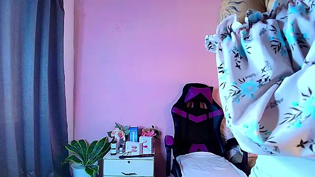 Daphne Rosse online show from May 14, 12:33 pm