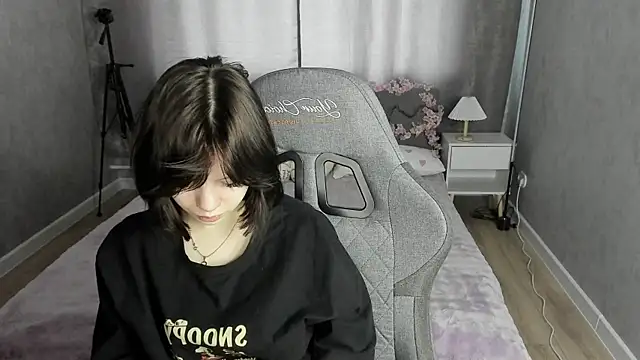 Loly Cuttie online show from May 18, 1:37 am