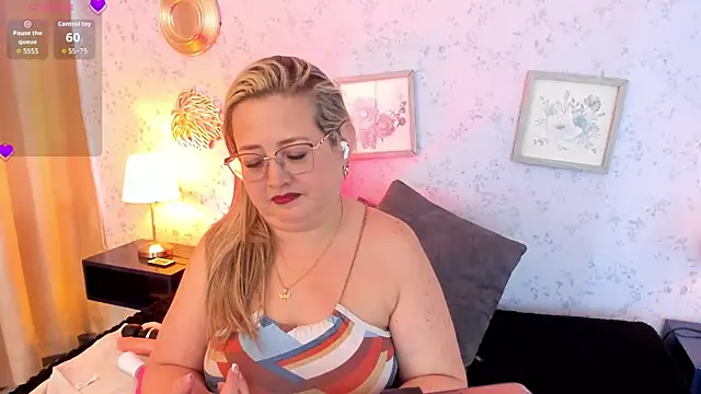 Martinacurvy  online show from July 28, 4:39 pm