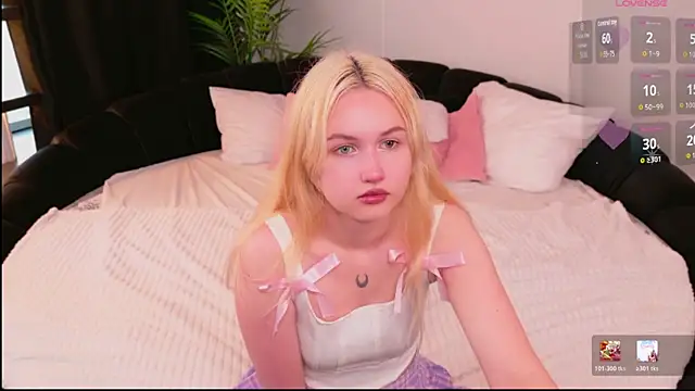 Lilly Eyes online show from July 7, 1:58 pm