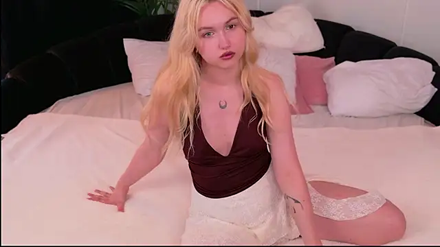 Lilly Eyes online show from July 13, 1:56 pm