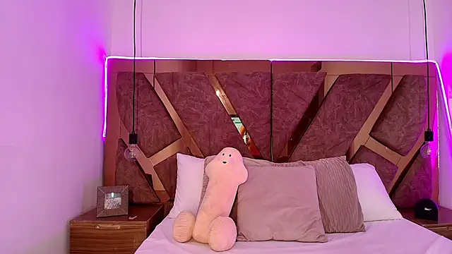 bella swwan  online show from May 23, 1:09 pm