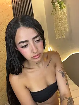 alannajade online show from April 1, 2:01 am