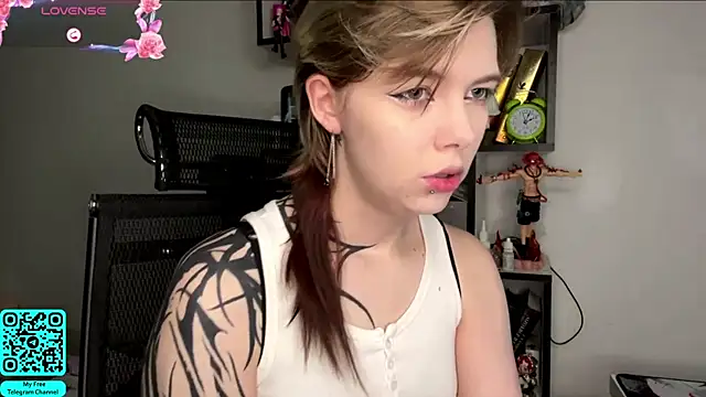 MadalynNosel online show from May 26, 7:08 am