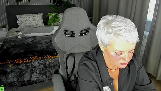 Linda Zef1r online show from May 6, 1:31 am