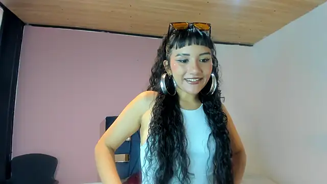 Hanna Clark   online show from July 18, 4:42 pm