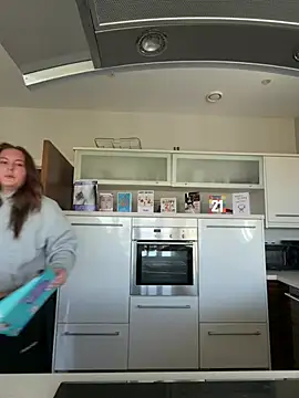 Hollpopss online show from April 23, 11:50 am