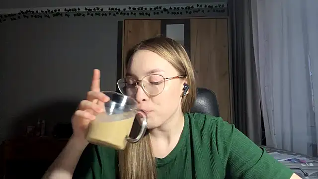 Milaissocute online show from June 5, 6:03 pm