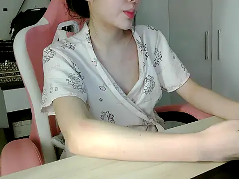 lucienguyen online show from July 28, 5:46 pm