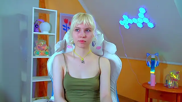 HannahHollis online show from June 3, 3:39 pm