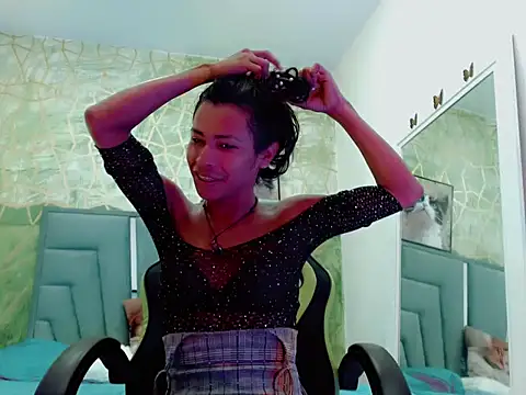 Naomisaenz01 online show from June 1, 9:38 pm