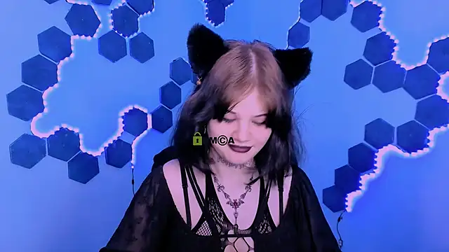 nikki kiss  online show from May 20, 9:17 am