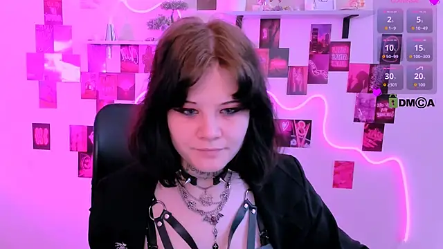 nikki kiss  online show from April 25, 8:39 am