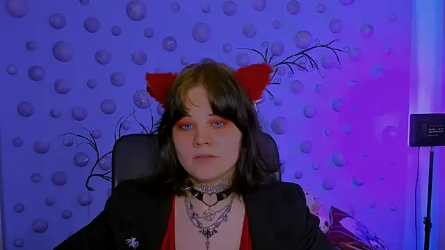 nikki kiss  online show from April 29, 8:50 am