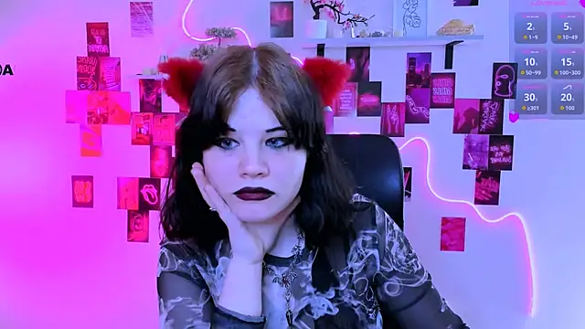 nikki kiss  online show from May 13, 9:04 am
