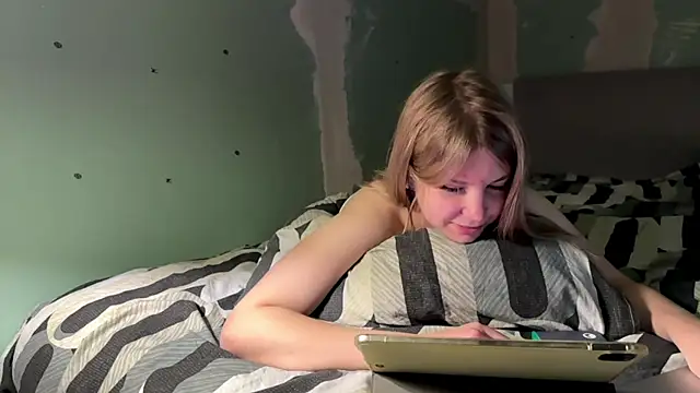 Skinny girl  online show from July 2, 7:09 pm