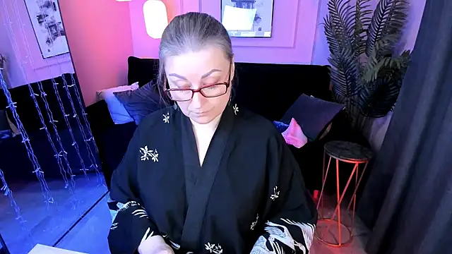 Alexandra Kind online show from April 15, 8:42 pm