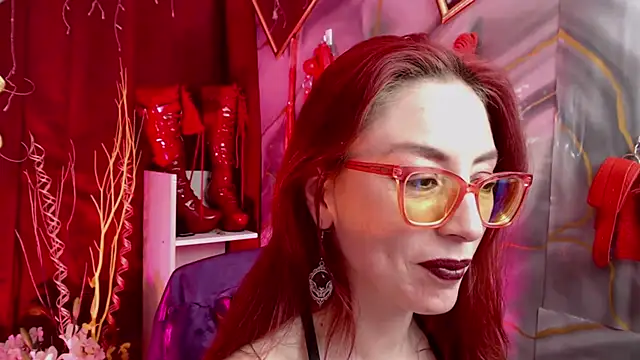 Queenscarlettsecret online show from July 28, 6:20 pm