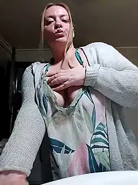 BigBoobsMia123 online show from April 17, 9:50 pm