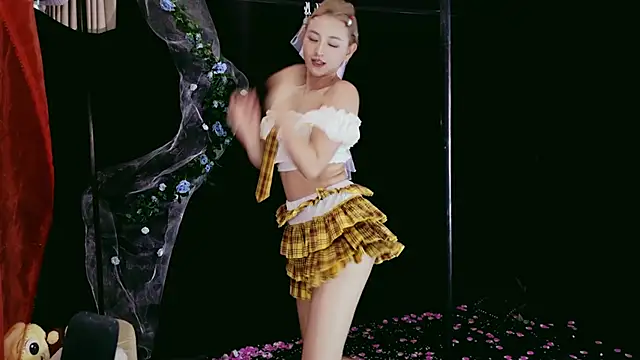Unique Mia online show from May 8, 8:39 am